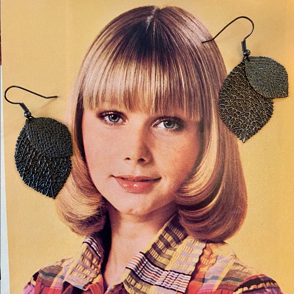 Leaf earrings 🖤